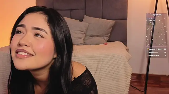 SweetiePie_3 live cam on StripChat