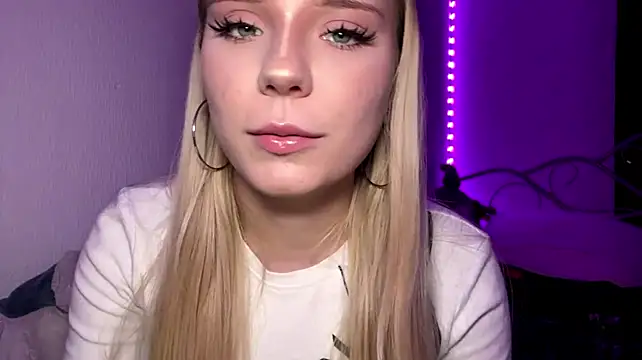 KyraBumbray live cam on StripChat