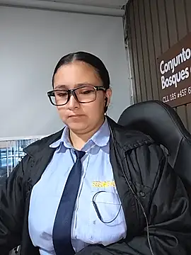 cute_penelope (F young) - zoom pussy+rub clitoris at work🤫shh