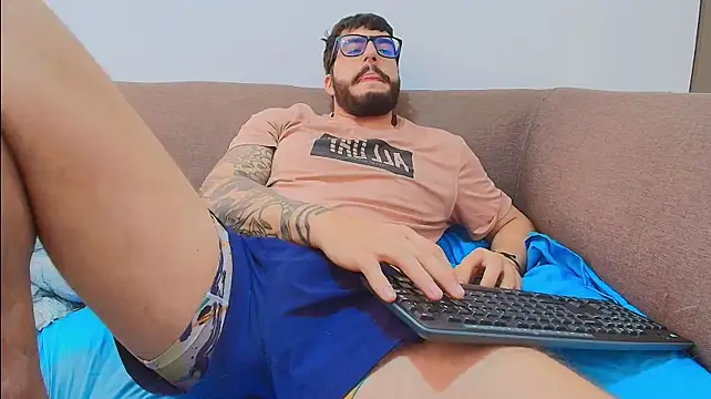thomas_gun live cam on StripChat