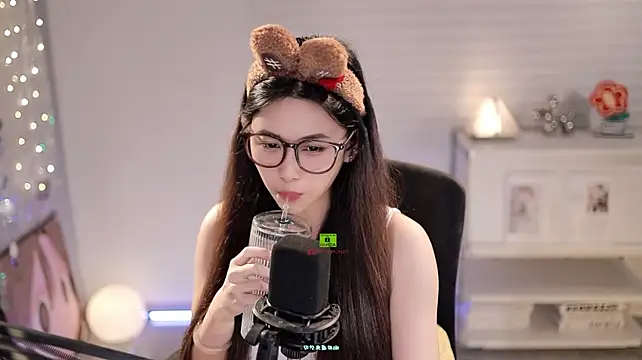 SleepArtist live cam on StripChat
