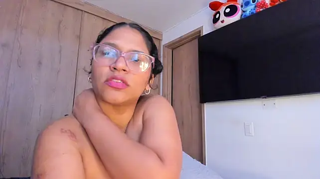 Vickyy30_ live cam on StripChat