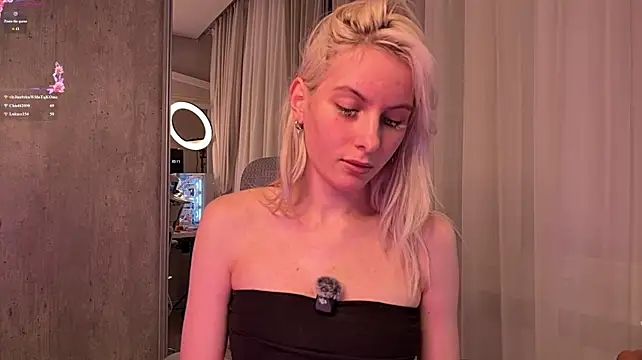 ElizabethLindberg live cam on StripChat