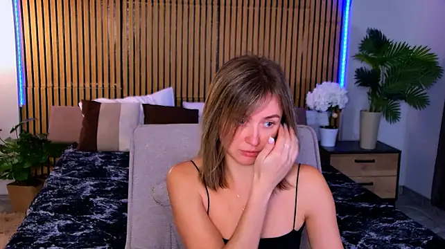 EmeraldGlow live cam on StripChat