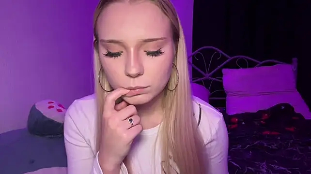 KyraBumbray live cam on StripChat