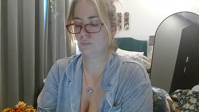 HazelSkyesChat live cam on StripChat