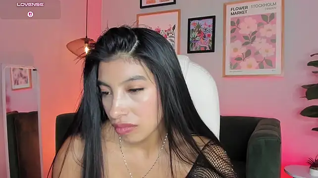 Tiffany_Low live cam on StripChat