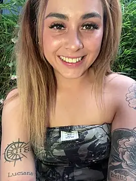 Kiki_11 live cam on StripChat