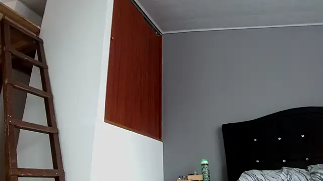 Emilia_1995 live cam on StripChat