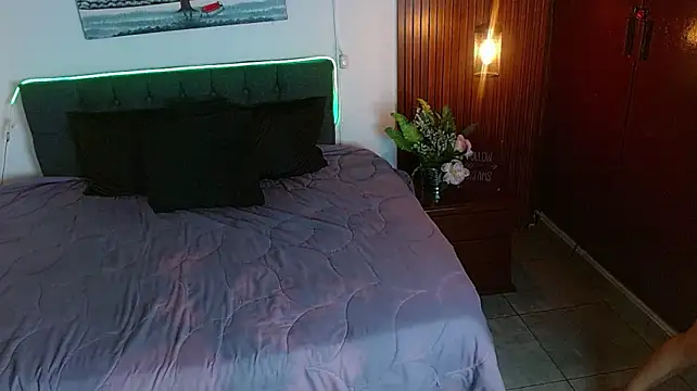 Elenna__ live sex cam