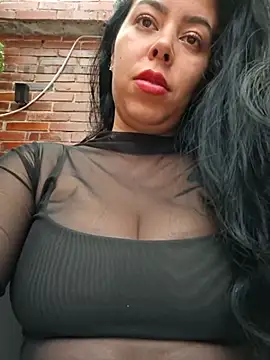 Luianna live cam on StripChat