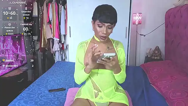 Queen_Morena live cam on StripChat