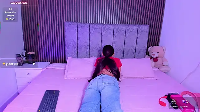 CarolineFyre live cam on StripChat