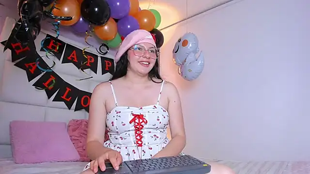 Seraphine_18 live cam on StripChat
