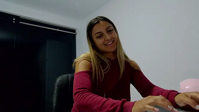 NicolePlay live cam on StripChat
