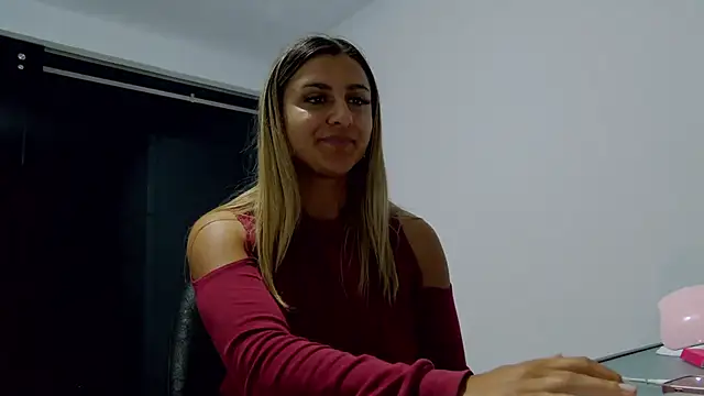 NicolePlay live cam on StripChat