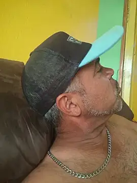 andre12067 (Ask my age) - Comer a novinha