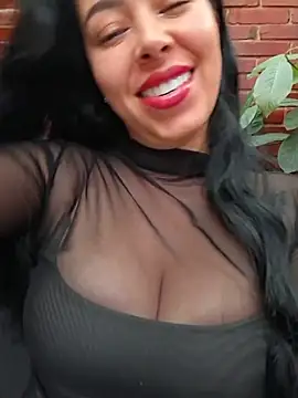 Luianna live cam on StripChat