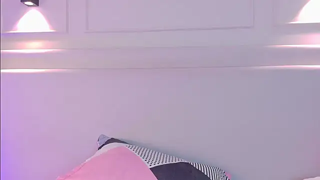NaomiKlarc live cam on StripChat
