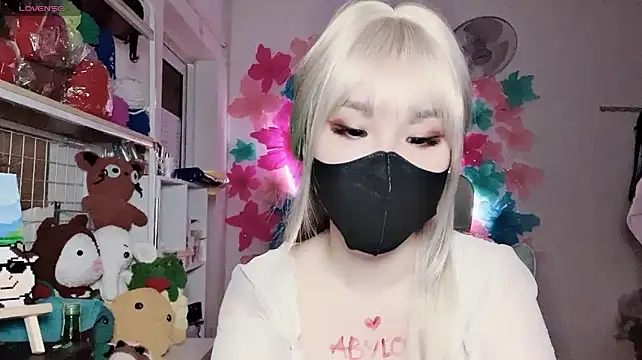 Tieu-May live cam on StripChat