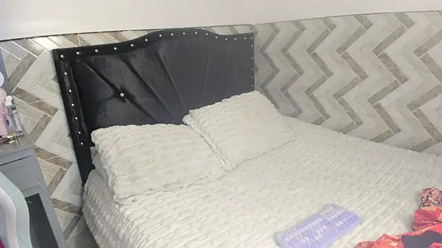 Live webcam show with hollycute__ - Interactive Lovense toys available