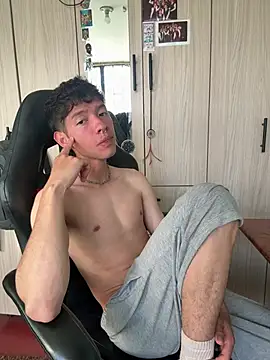 heyy_noah11 on Stripchat