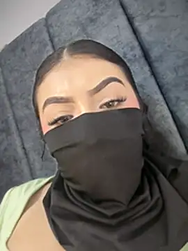 zharaaa18 live cam on StripChat