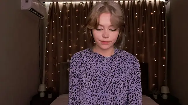 karrikasel (F teen) - I bite and lick my sweet lips💋