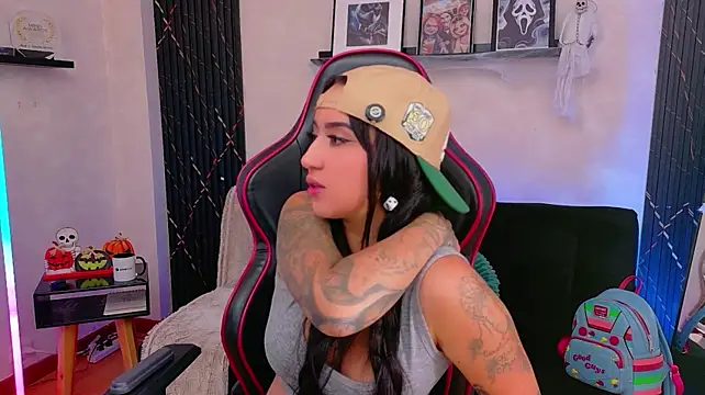 EmmyEvans1 live cam on StripChat