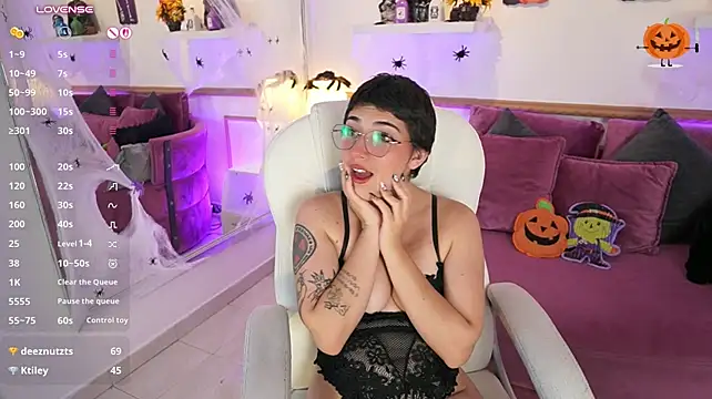 RogueRaveen live cam on StripChat