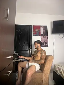 Enzomoretti__ on Stripchat