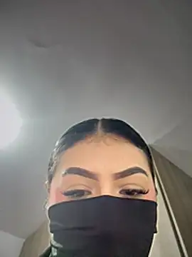 zharaaa18 live cam on StripChat