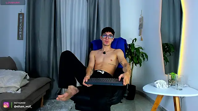 etham_wolf1 live cam on StripChat