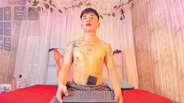 your_kitty_boy live cam on StripChat