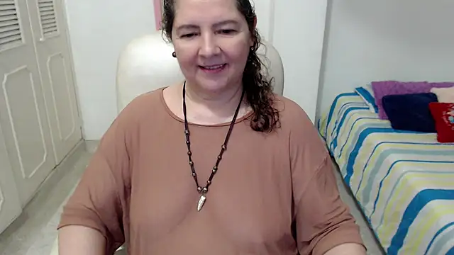 leonela_69 live cam on StripChat