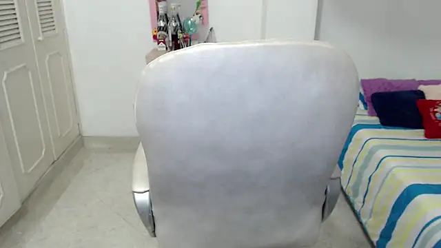leonela_69 live cam on StripChat