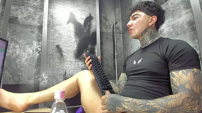 Gury_tattoo live cam on StripChat