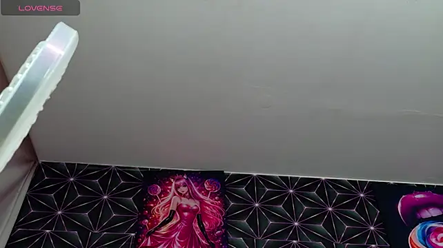 Sharlotshh live cam on StripChat
