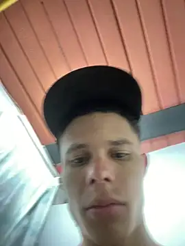 LuiguiMoore live cam on StripChat
