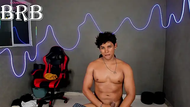 LiamVibes212 live cam on StripChat