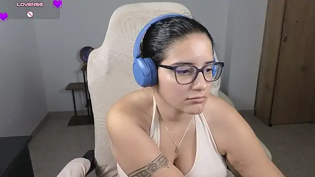 blue__moon_ live cam on StripChat