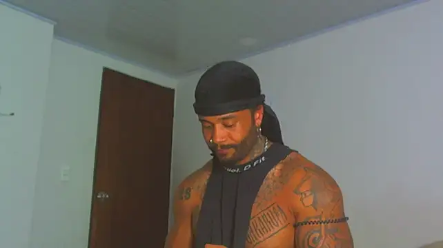 ragnar0825 live cam on StripChat