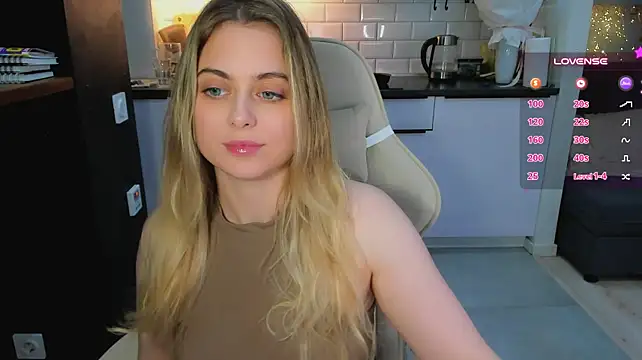 blonde_kellyy live cam on StripChat