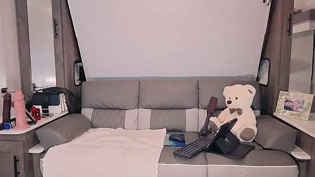 Hotbeebee webcam