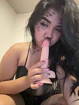 ItsMiaFoxx live cam on StripChat