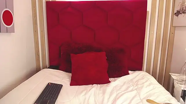Chloe_Lombardi live cam on StripChat