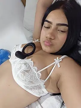 Nessa18 live cam on StripChat