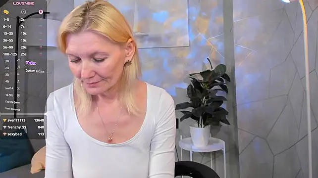 Julie_Lucas live cam on StripChat