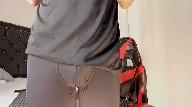 MaxLeons live cam on StripChat