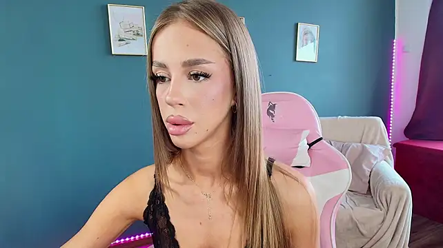 GlowingBlondie live cam on StripChat